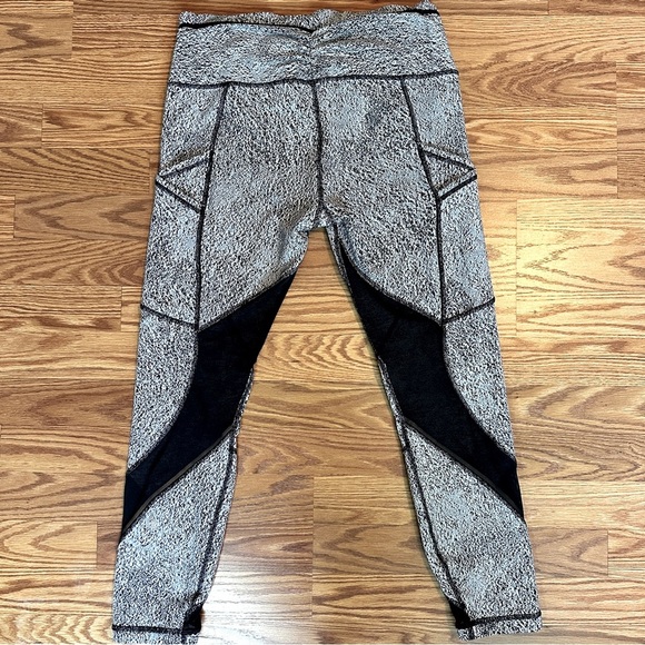 Lululemon Reflective Speed Tight Leggings Size 10 Black/White Pixel Print - Picture 10 of 16